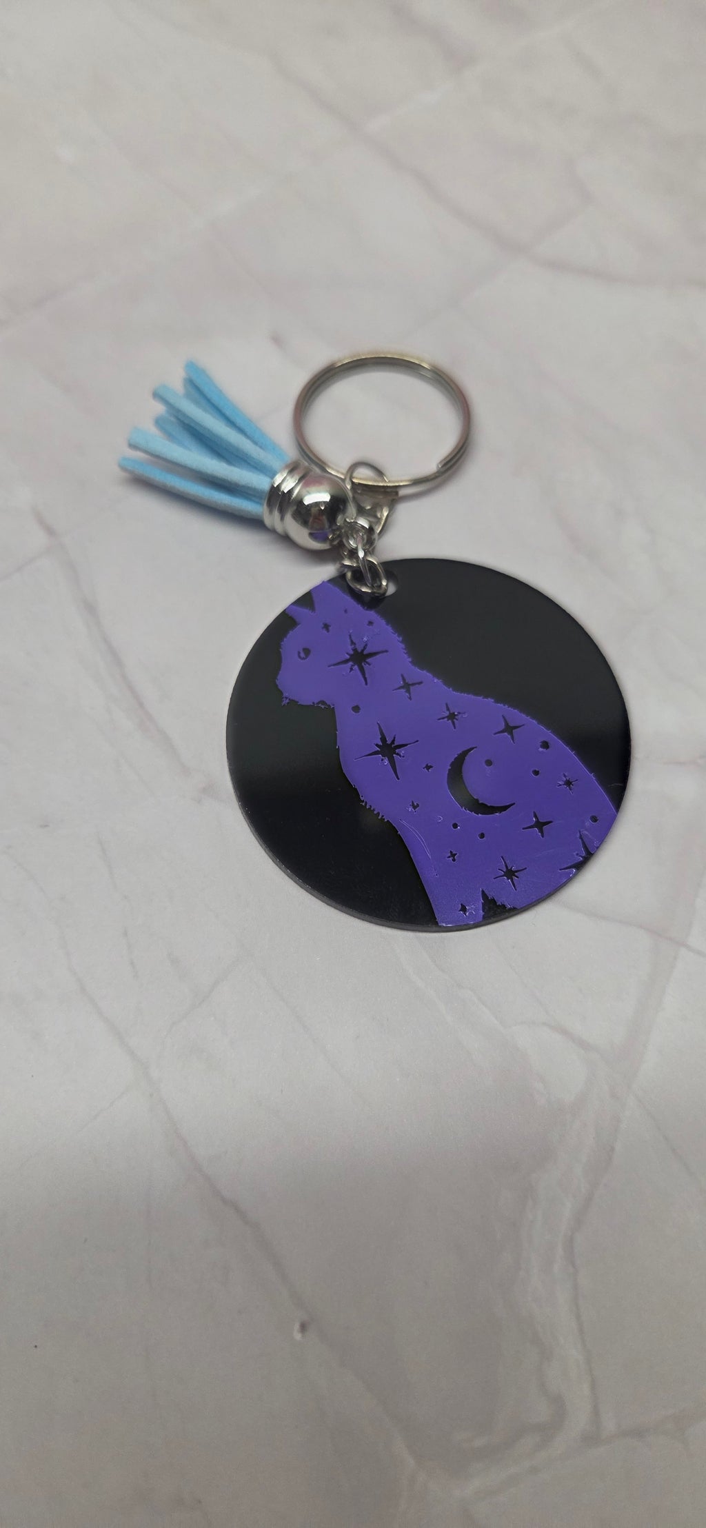 Black arcylic keychain with stary cat