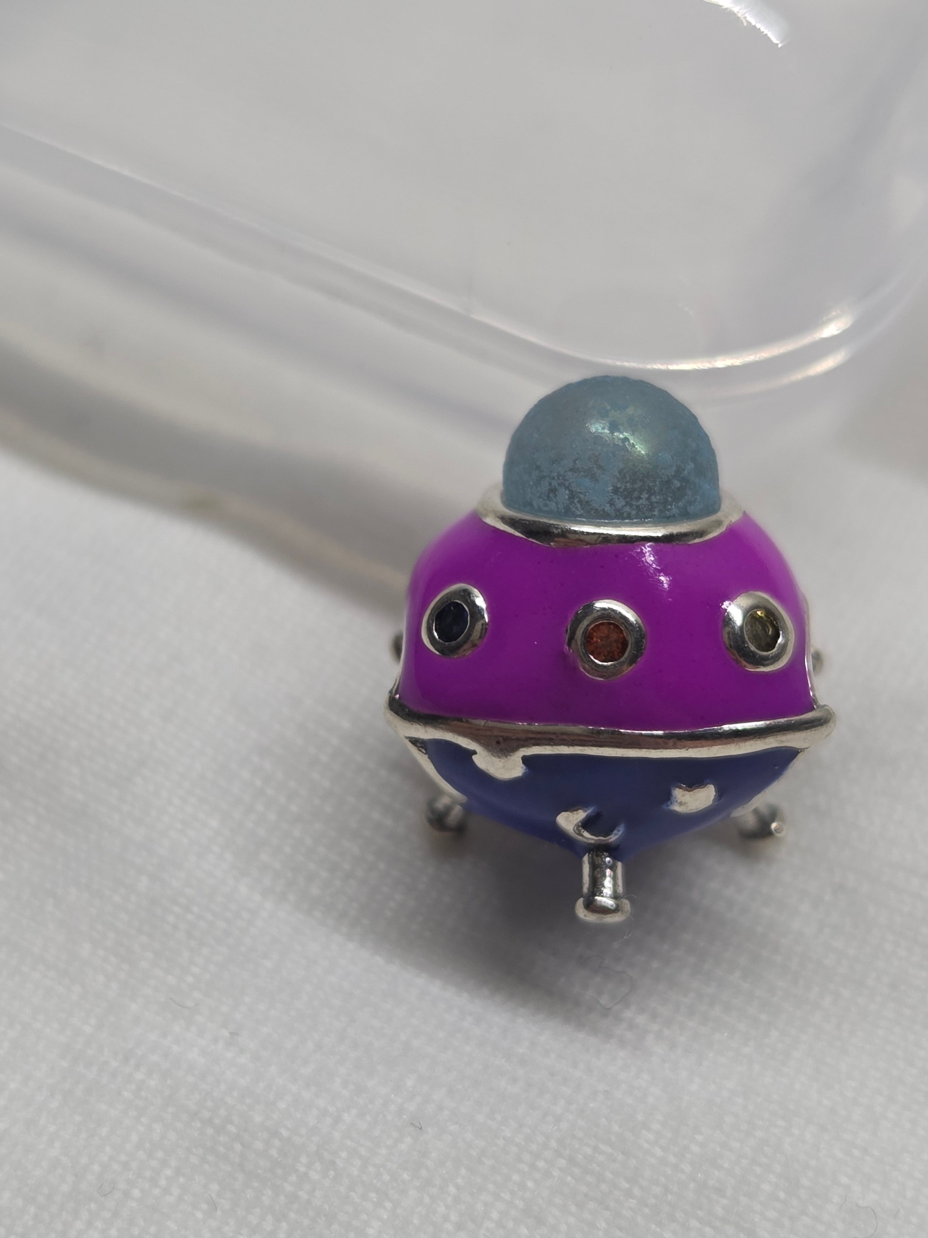 Alien ship charm